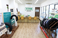 タイヤ館 高島平 店内